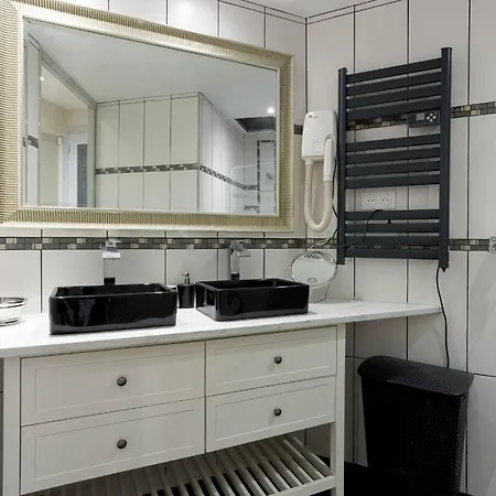 13 Boulevard Carnot By Halldis *